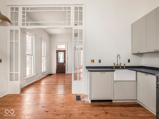 Building Photo - 1118 E St Clair St