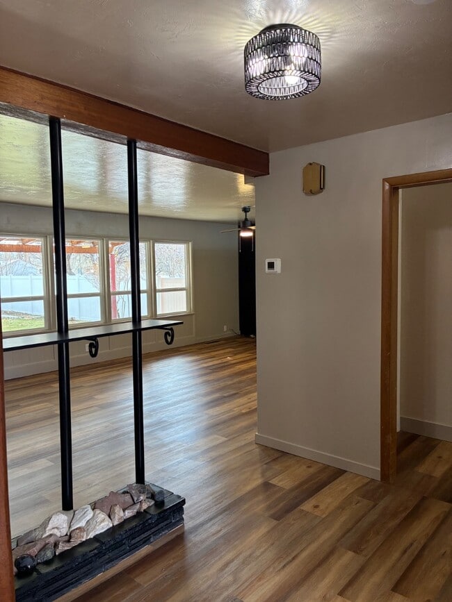 Building Photo - 1001 7th St