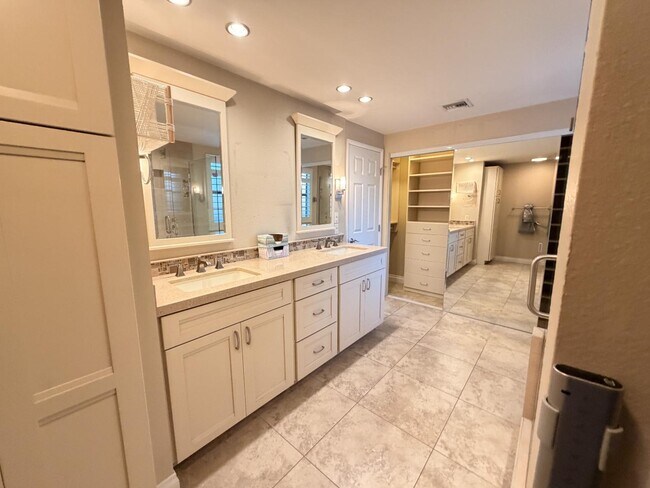 Building Photo - 39196 Sweetwater Dr
