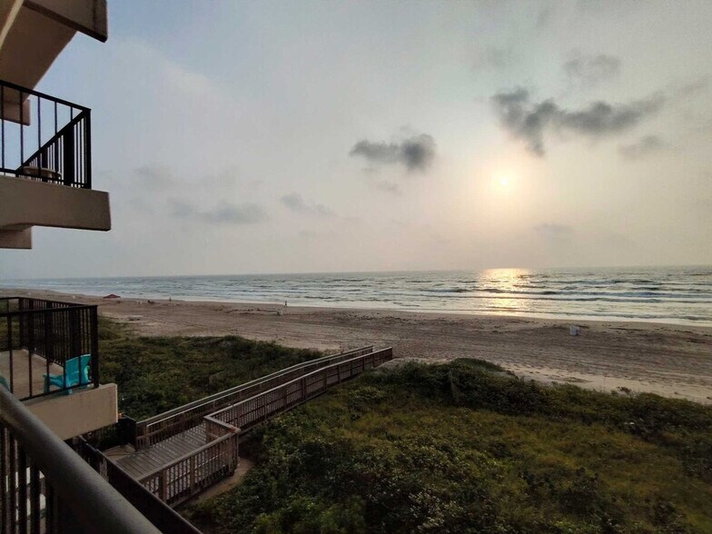 Building Photo - 5605 Gulf Blvd