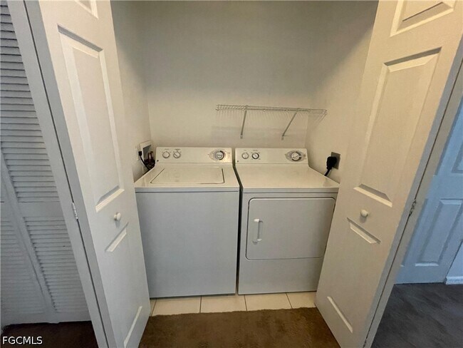 Building Photo - 3637 Pine Oak Cir