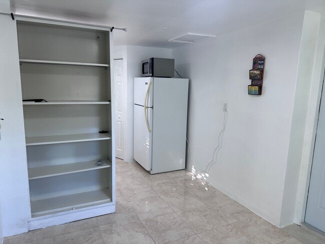 Building Photo - Studio in North Miami Beach Includes Utilities/ Estudio en North Miami Beach Incluye servicios pú...