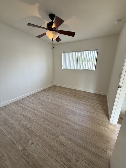 1 bed room upstairs - 10330 Riverside Dr