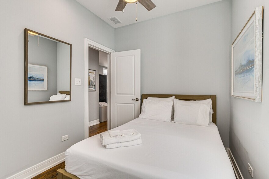 Building Photo - 2113 W Armitage Ave