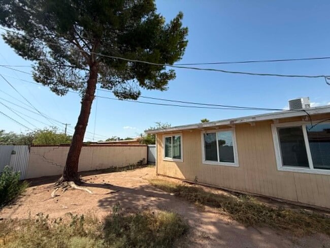 Building Photo - 4634 E Montecito St