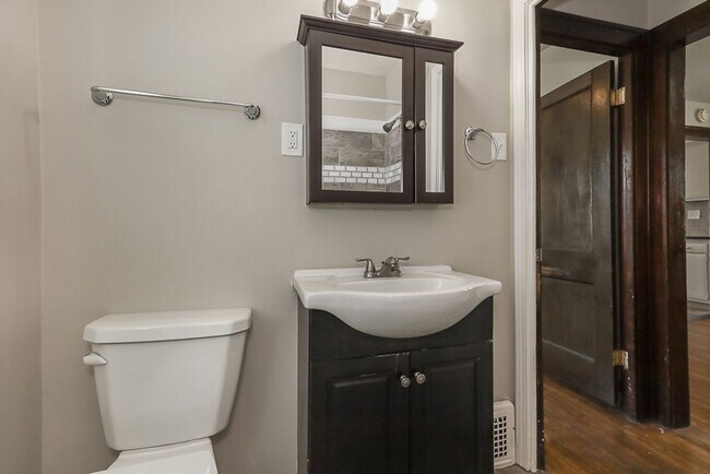 Building Photo - 2 Bedroom 1 bath Single Family Home