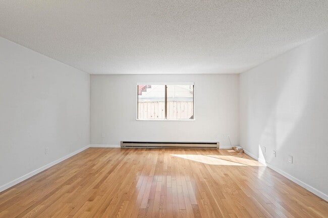 Building Photo - $500 move-in special! Well-maintained 2-bdrm/1-bath unit in triplex—On-site laundry, off-street p...