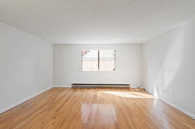 Building Photo - Well-maintained 2-bdrm/1-bath unit in tri-plex—On-site laundry, off-street parking, storage