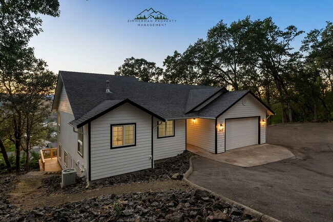 Building Photo - 4 bedroom 2.5 bathroom home with Panoramic views!