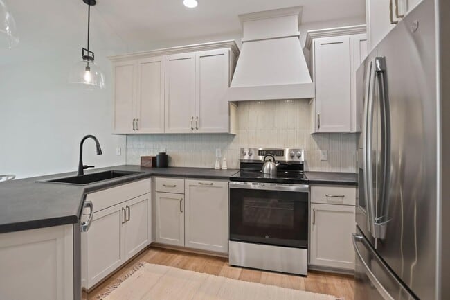 Building Photo - 614 6th St NW