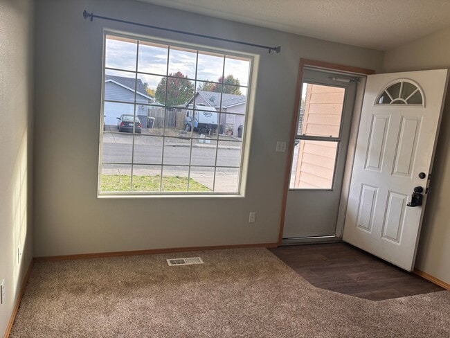 Building Photo - Spacious 3 Bedroom 2 bathroom Duplex