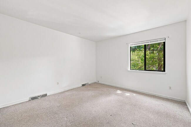 Building Photo - 322 Whispering Oaks Dr