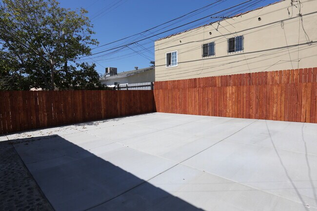 Communal Backyard - 5419 Monroe St