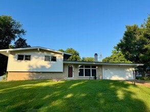 Building Photo - 4 Bedroom Home in Ladue School District!
