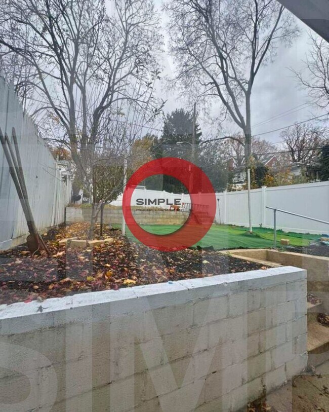 Building Photo - Great Location