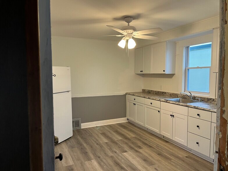 Large kitchen for small table or island - 5462 State Rd
