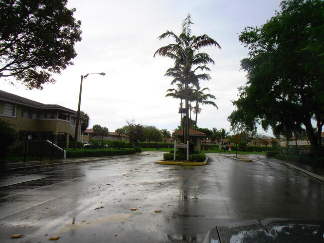 Building Photo - 877 Twin Lakes Dr