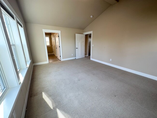 Building Photo - Super Cute 3 Bedroom with Bonus/Office in SE Portland Home!