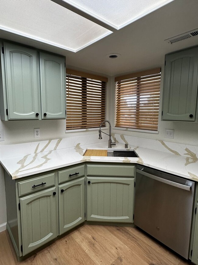 Building Photo - Remodeled Vintage home just 1 block from t...
