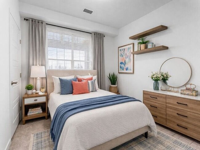 Building Photo - 2BR Condo w/ Fireplace, In-Unit Laundry & A/C in Parker