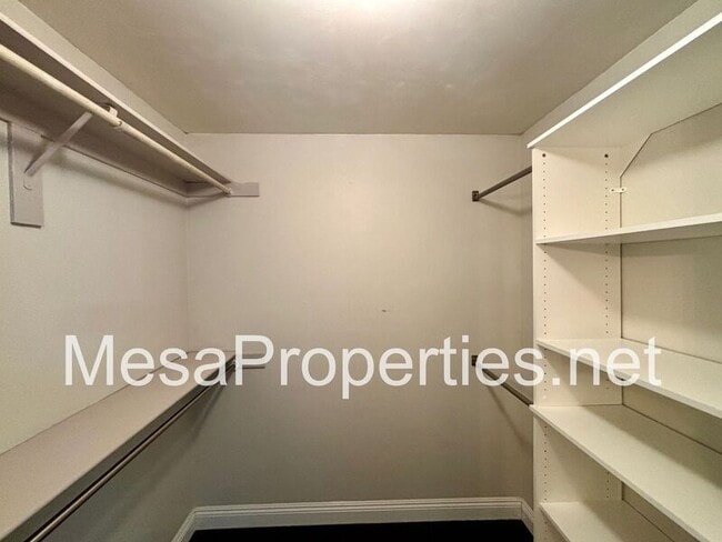 Building Photo - 118 N Glendora Ave