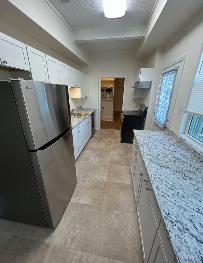 Building Photo - 416 Bilbo St