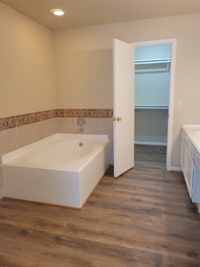 Building Photo - 9315 Southleigh Dr