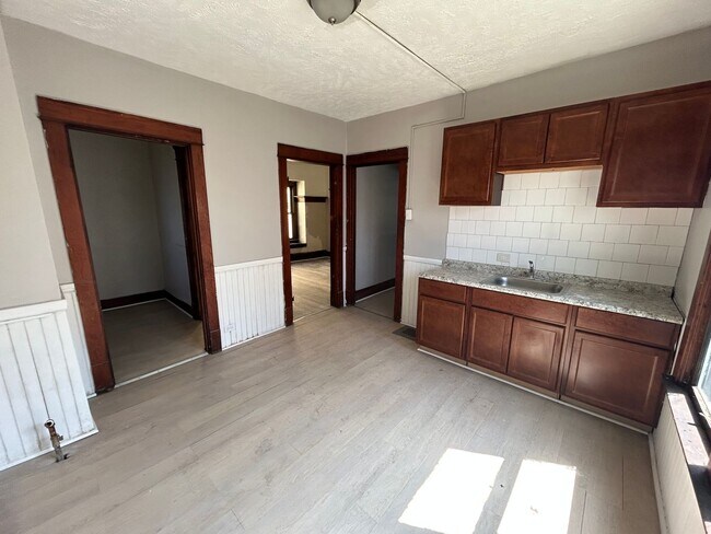 Building Photo - Spacious, Section 8 Accepted, 5 Br