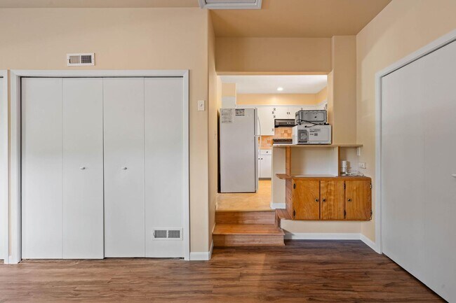 Building Photo - Charming, retro 2-bdrm/2-bath ranch in tranquil setting w/ large family room