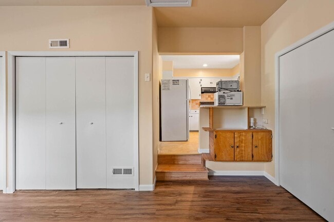 Building Photo - Charming, retro 2-bdrm/2-bath ranch w/ lar...
