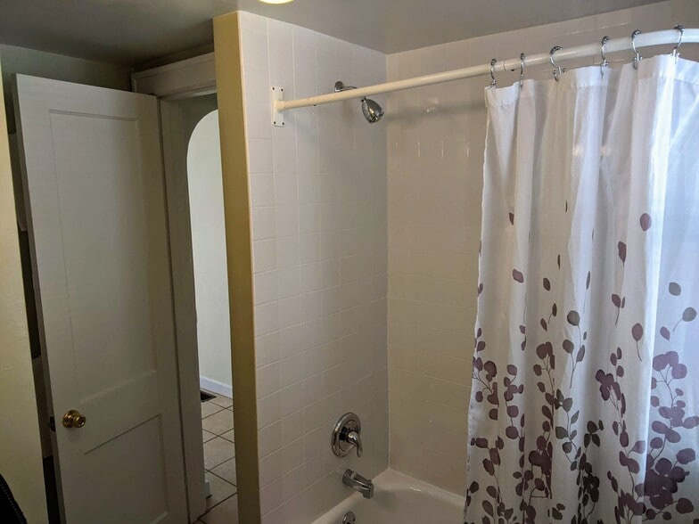 Bathroom - 330 Henry Ave SE