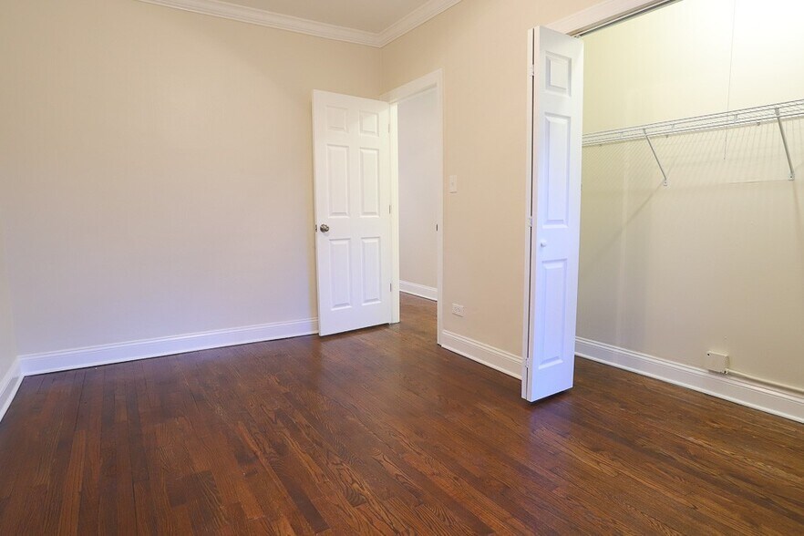 Building Photo - 709 W Roscoe St