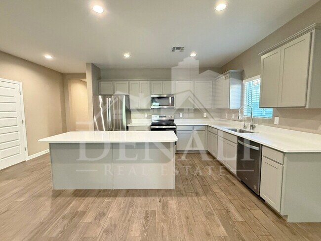 Building Photo - 1053 E Horro Rd