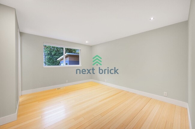 Building Photo - 3 BED & 2 BATH SINGLE FAMILY HOUSE WITH A ...