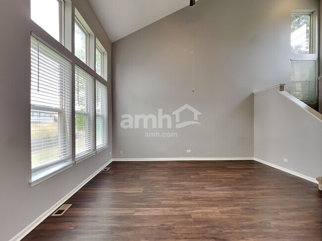 Building Photo - 9921 Bedford Dr