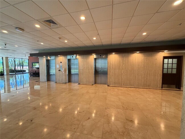 Building Photo - 400 Kings Point Dr