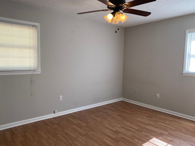 Building Photo - 228 Yellowleaf Dr