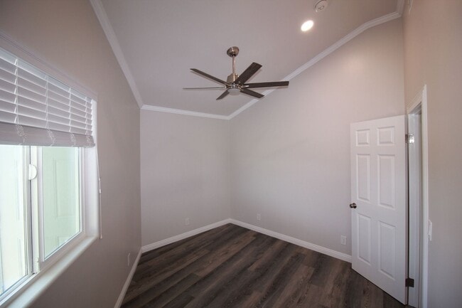 Building Photo - Modern stand alone 2 bedroom home, back gate close - No Pets!