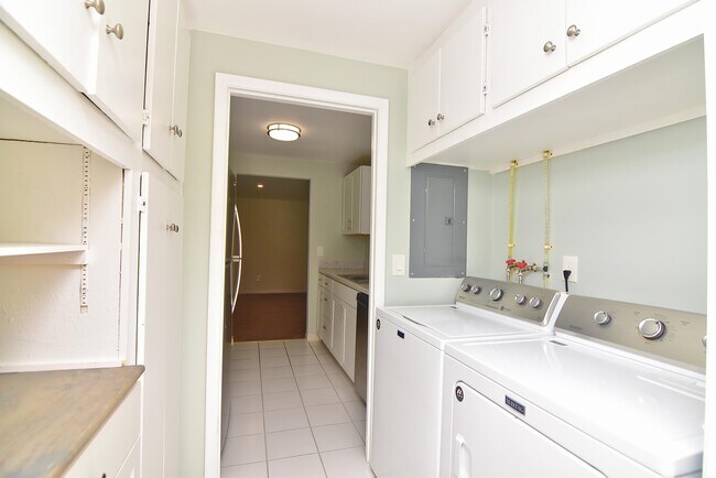 Building Photo - 919 Viscaya Blvd