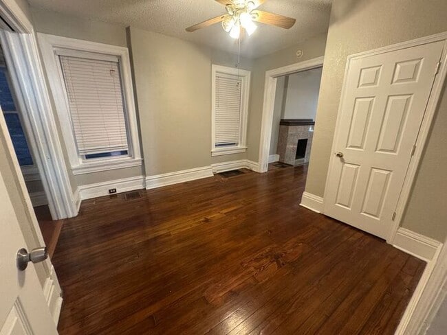 Building Photo - Beautiful 2 Bed 1 Bath Apartment with bonu...