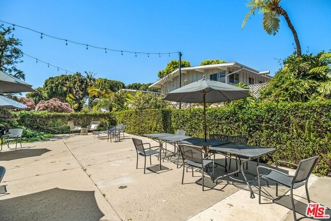 Building Photo - 4040 Grand View Blvd