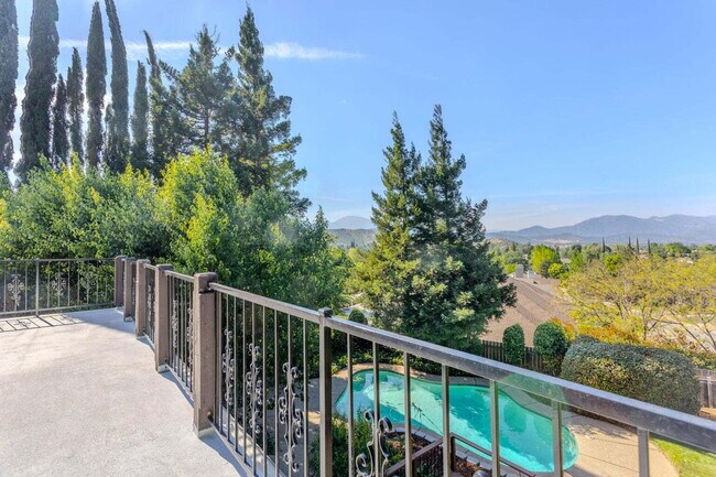 Building Photo - Gorgeous Executive Level Home 4 beds 3 baths close to hospitals and courthouse