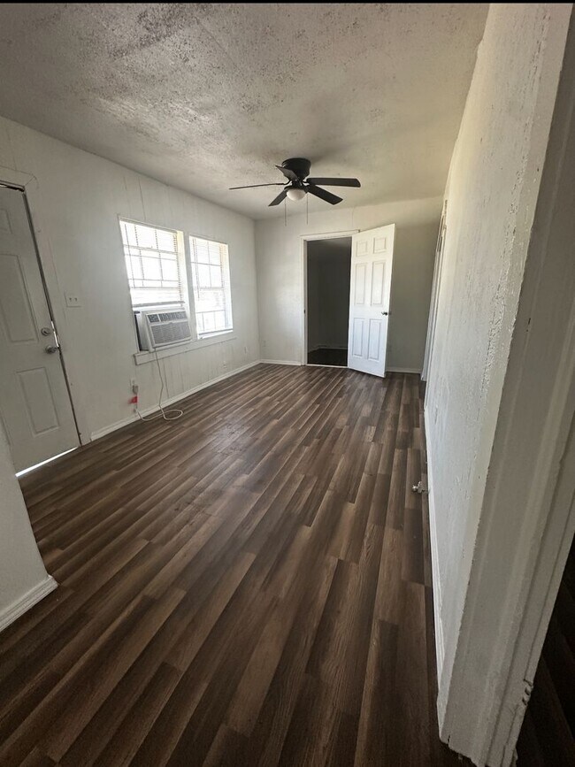 Building Photo - 3 bedroom/1 bathroom House In Copperas Cove