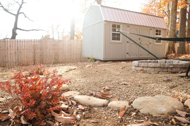 Building Photo - 203 Paris View Dr