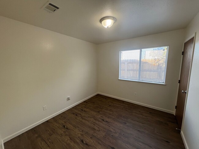 Building Photo - NW Visalia Home Rent Ready!