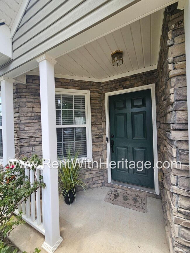 Building Photo - Gorgeous 5 bedroom, 2.5 bath / Attention t...
