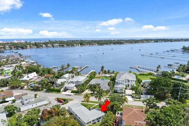 Building Photo - 121 S Lake Dr