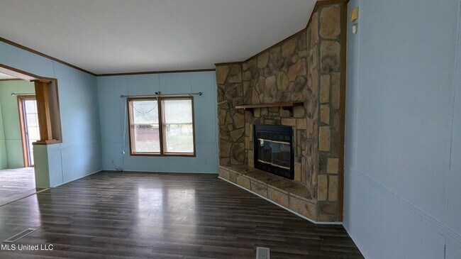 Building Photo - 165 Woodlands Ln