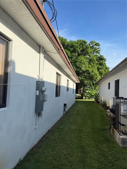 Building Photo - 5140 SW 24th St
