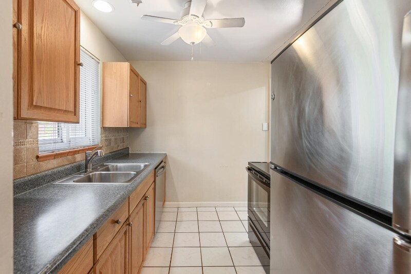 Building Photo - 1663 Poplar St